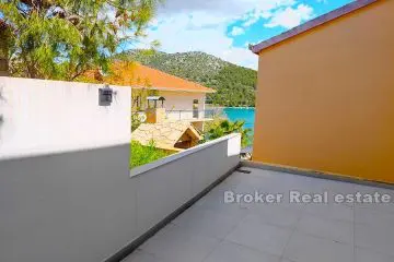 Newly built house with pool 50m from the sea
