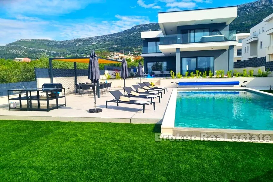 Neu gebaute Villa mit Pool und Meerblick