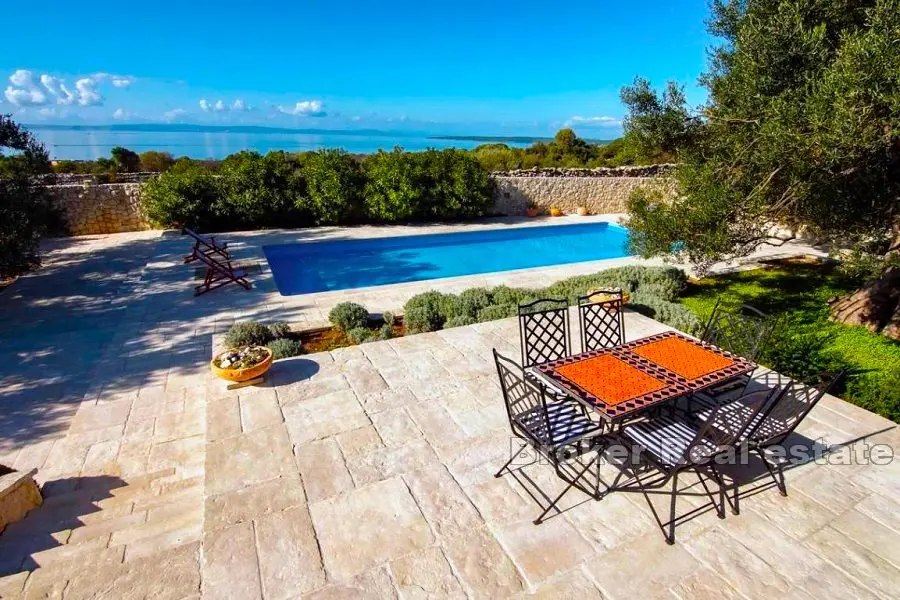 Villa en pierre avec piscine et vue mer