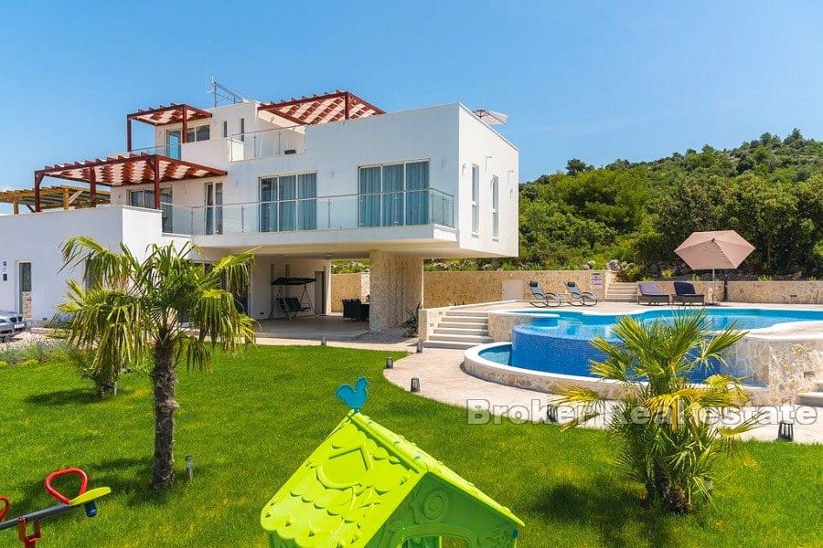 Moderne Villa mit Pool und Meerblick
