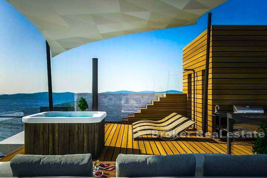 Luxury villa in the first row to the sea