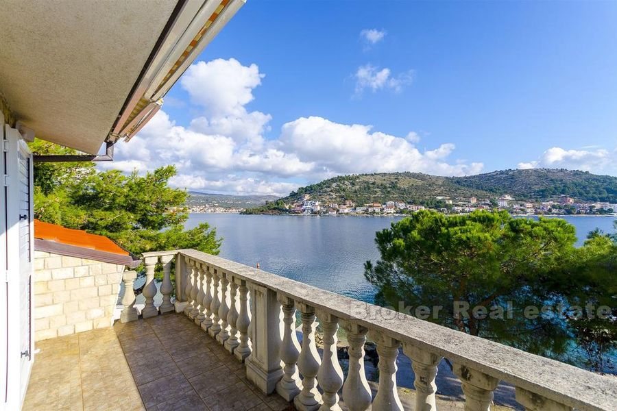 Apartment in the first row to the sea, for sale