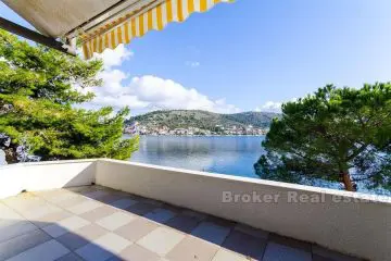 Apartment in the first row to the sea, for sale