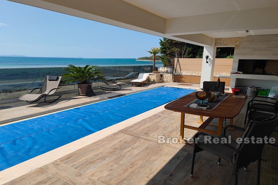 New villa, first row to the sea
