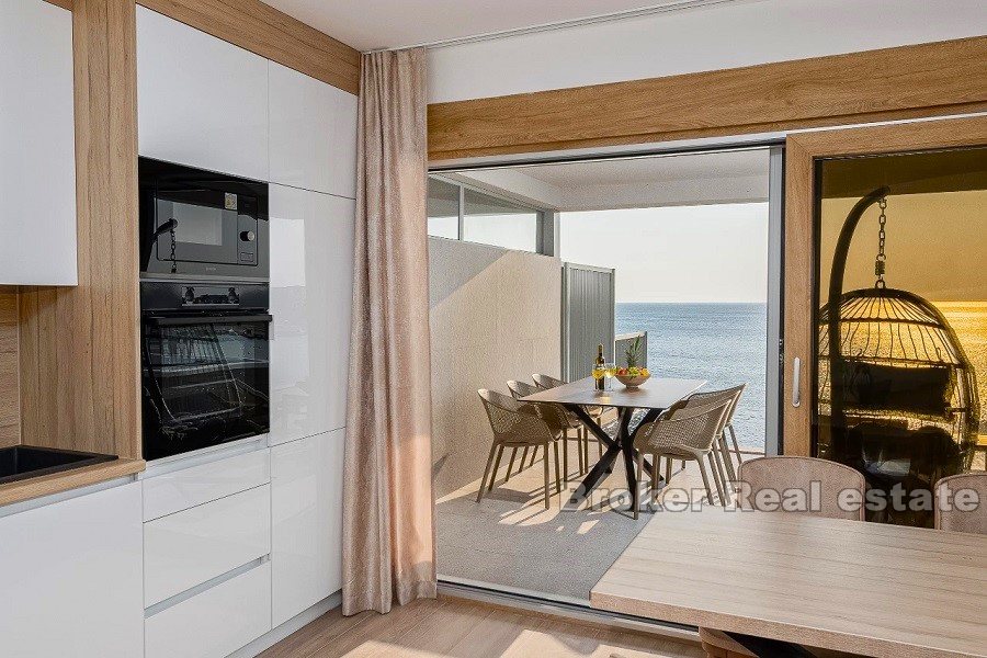 Modern lägenhet, första raden mot havet
