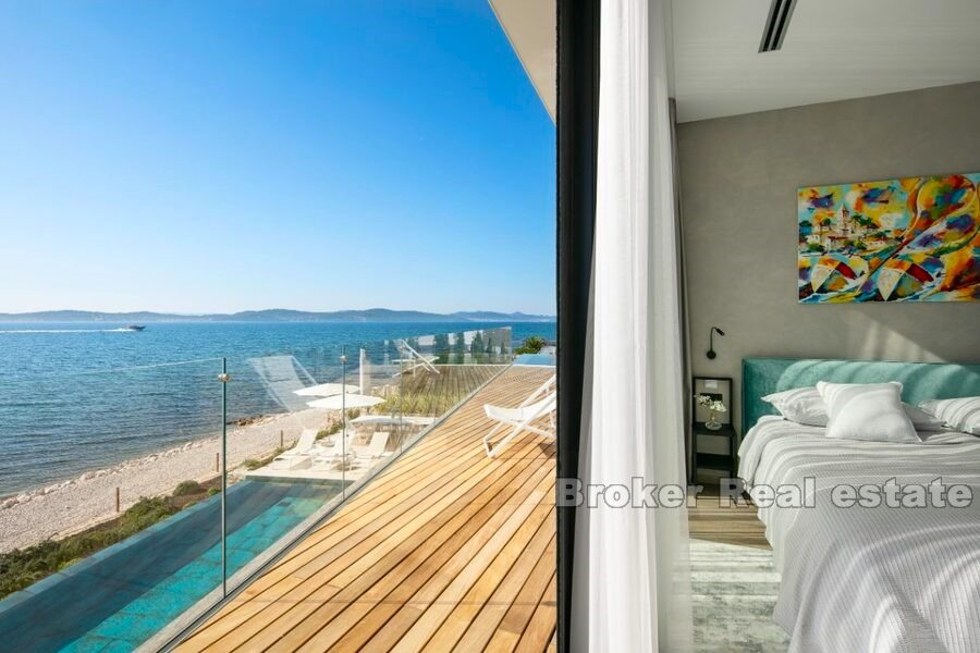 Luxury villa first row to the sea