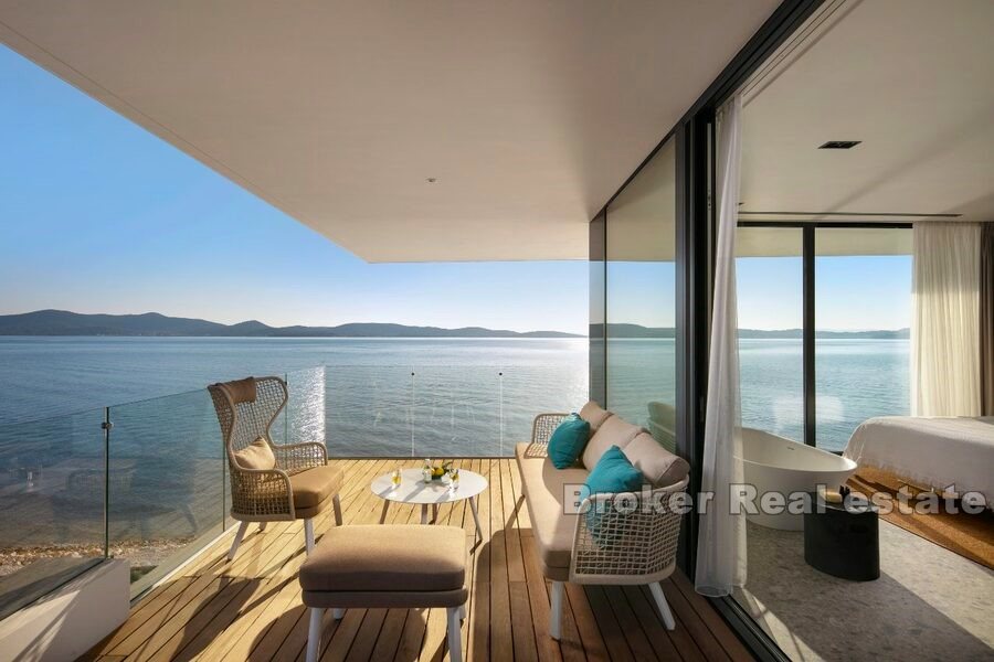 Luxury villa first row to the sea