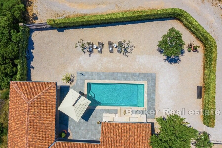 Luxusní kamenná vila s bazénem