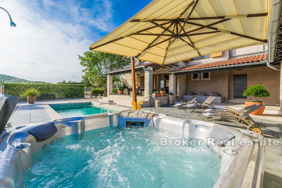 Luxusní kamenná vila s bazénem