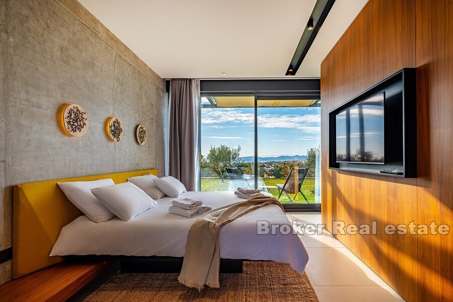 Modern villa med panoramautsikt över havet