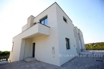 Villa moderne avec piscine et vue sur la mer