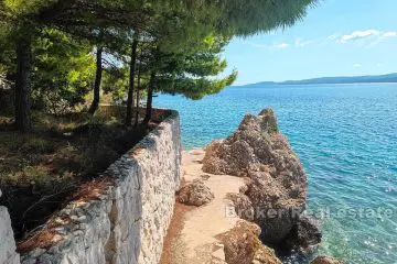 Maison au premier rang de la mer