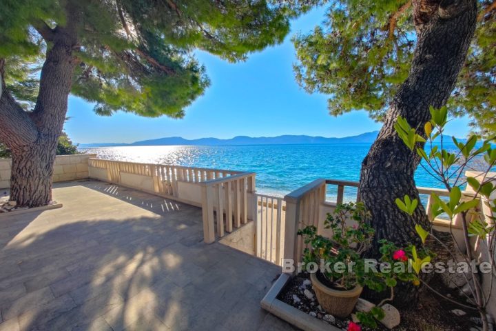 001-2021-394-Makarska-House-in-the-first-row-to-the-sea-sale