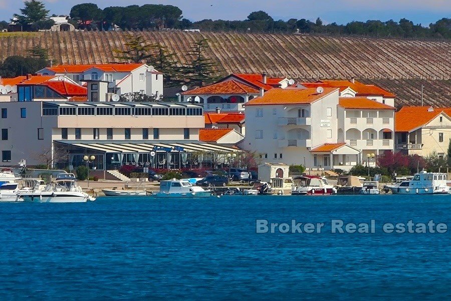 Zadar lägenhetshus första raden till havet