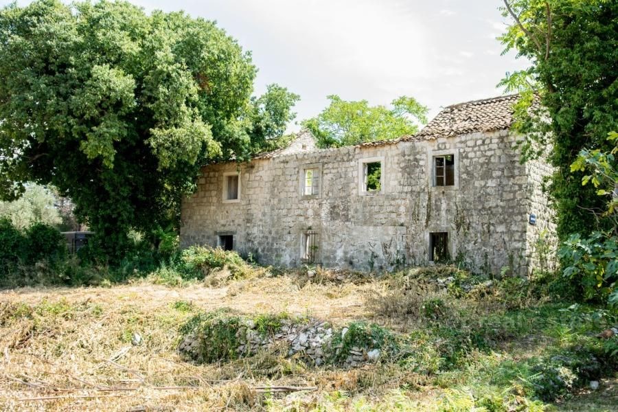 Building plot with ruin, for sale