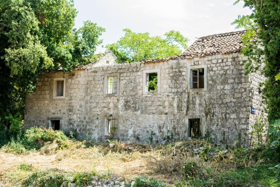Building plot with ruin, for sale
