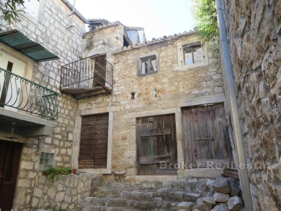Tre case in pietra, in vendita