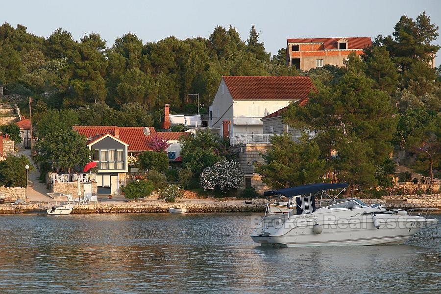 Frittliggende hus i første linje til sjøen, til salgs