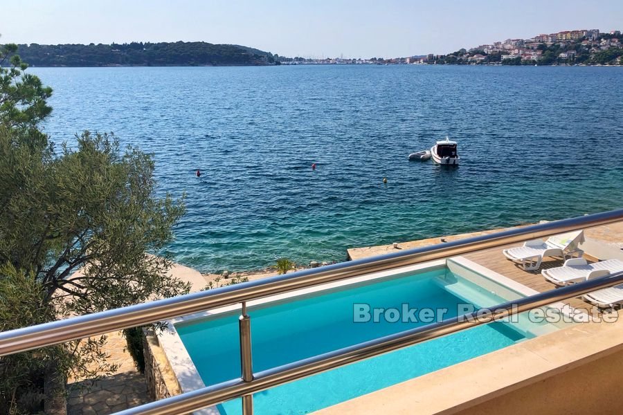Apartment house by the sea, for sale