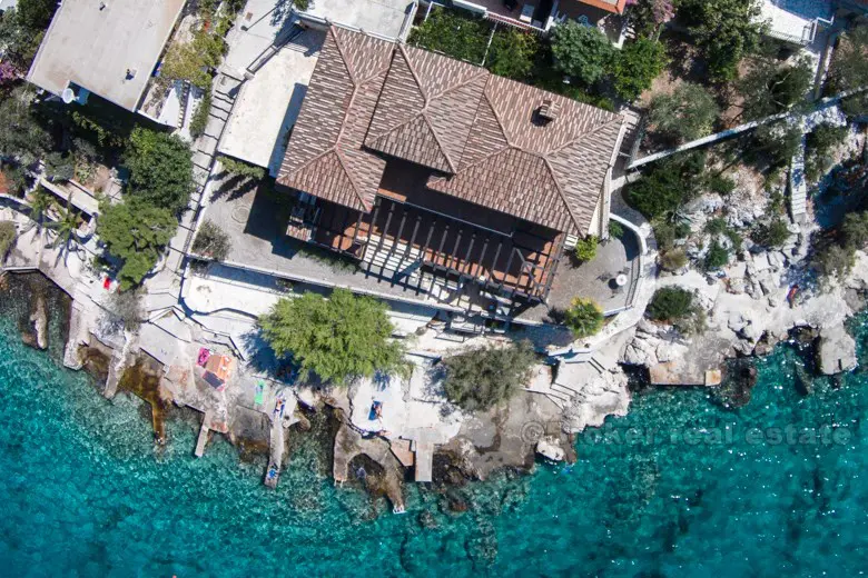 Villa méditerranée au bord de la mer, à vendre