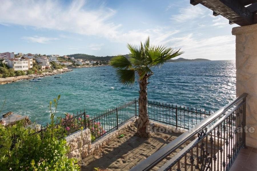 Villa mediterranea in riva al mare, in vendita