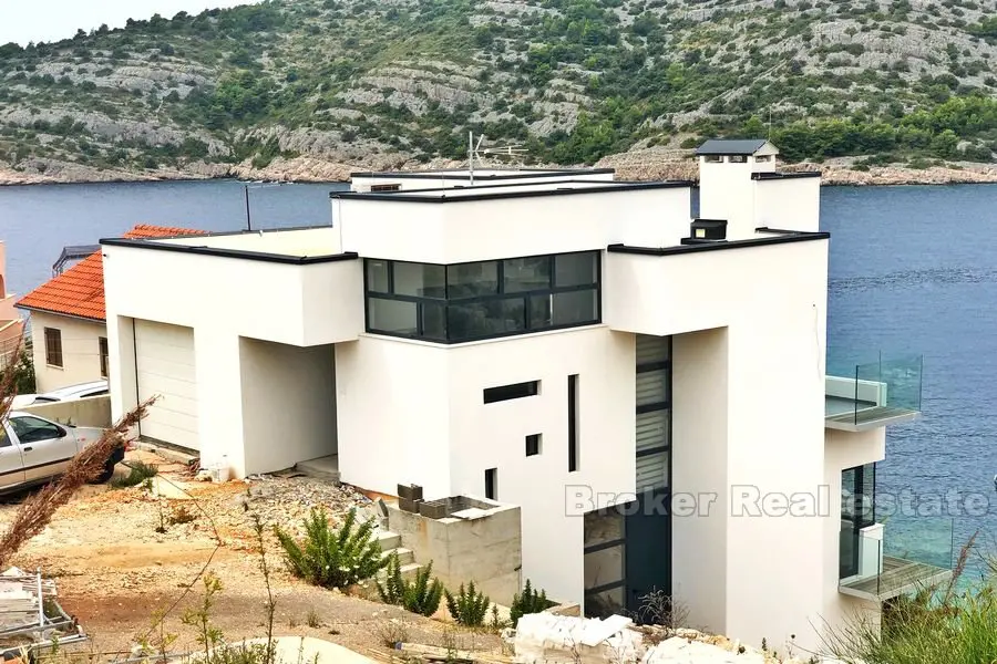 Moderne villa ved sjøen til salgs