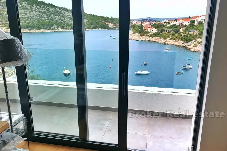 Moderne villa ved sjøen til salgs