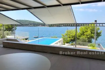 Superb luxury villa first row to the sea