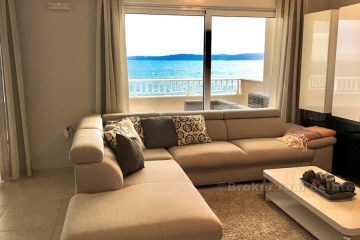 Beautiful apartment at first row to the sea
