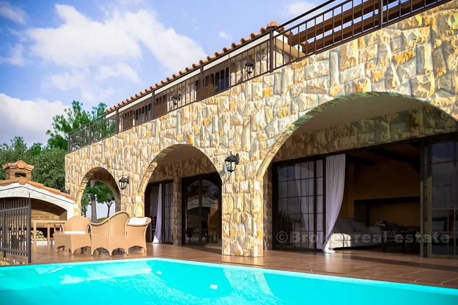 Nybyggd traditionell villa med pool