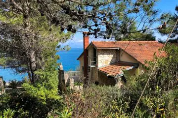 House at amazing location first row to the sea