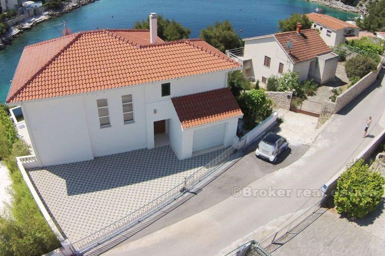 Vakker villa med svømmebasseng ved siden av havet