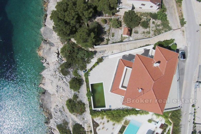 Vacker villa med pool vid havet