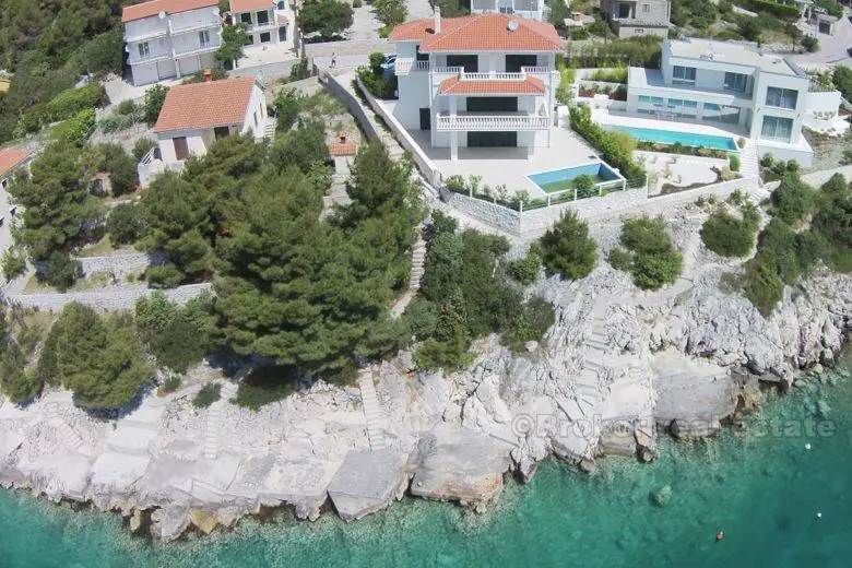 Vakker villa med svømmebasseng ved siden av havet
