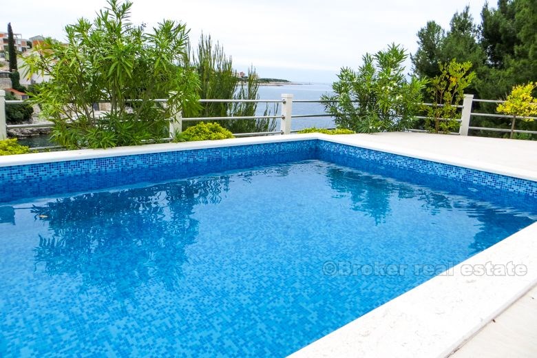 Belle villa avec piscine à côté de la mer