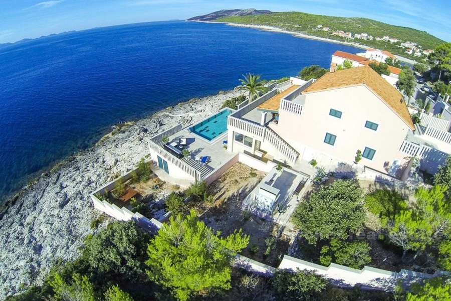 Stunning villa at first row to the sea