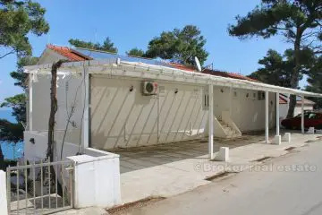 Beautiful house with 6 apartments, first row to the sea