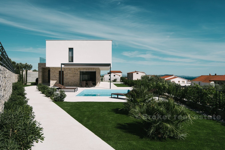 Extraordinär modern villa med pool