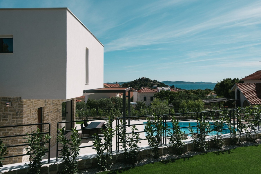 Ekstraordinær moderne villa med svømmebasseng