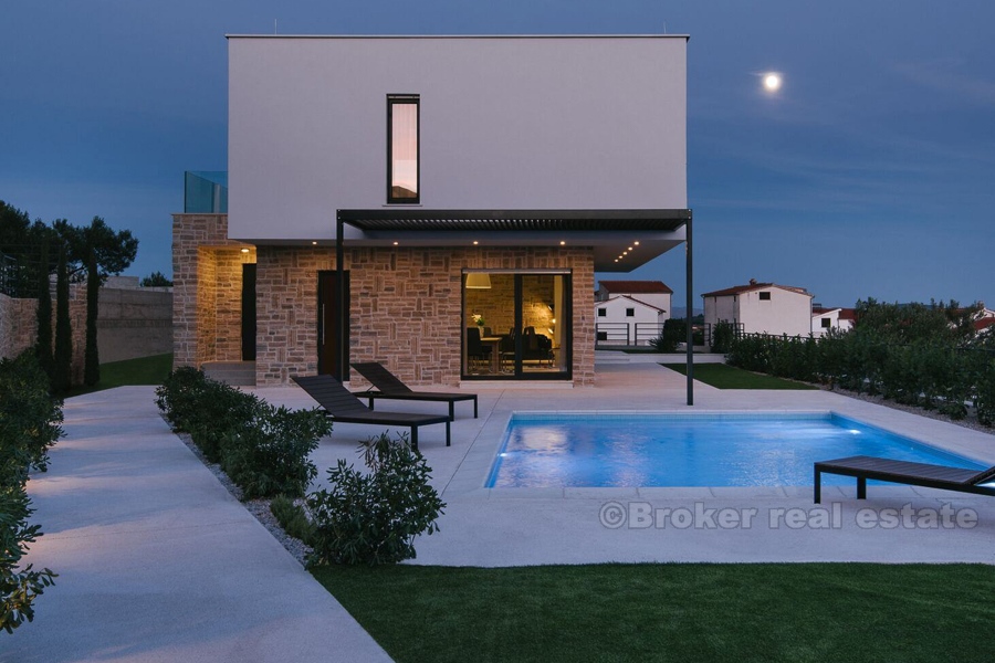 Straordinaria villa moderna con piscina