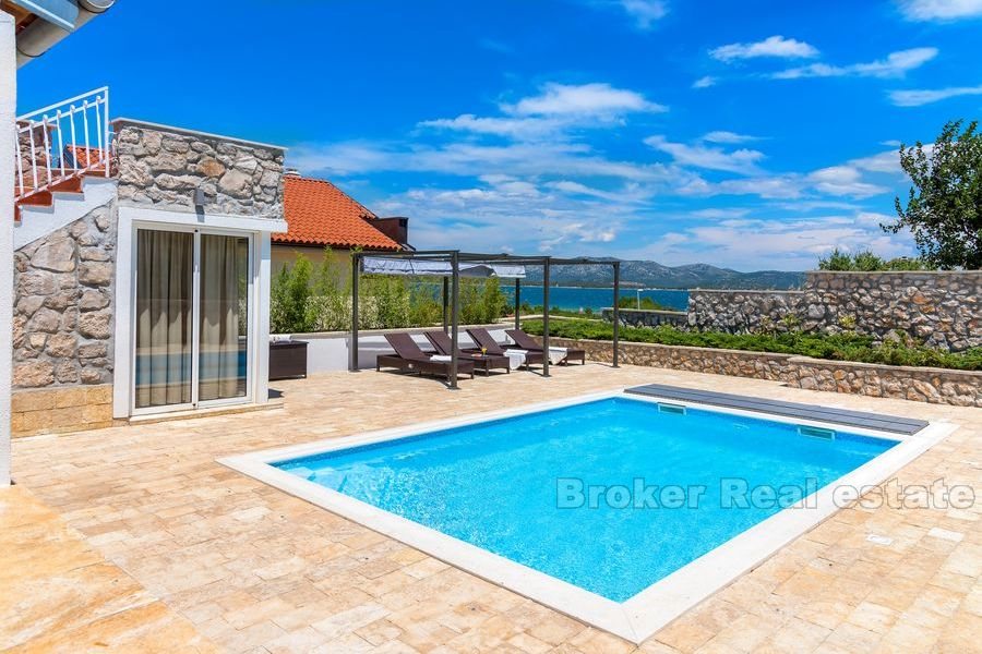 Bella casa in pietra con piscina, in vendita