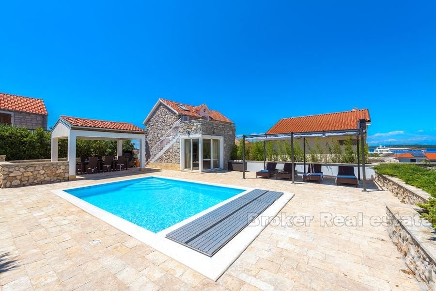 Bella casa in pietra con piscina, in vendita