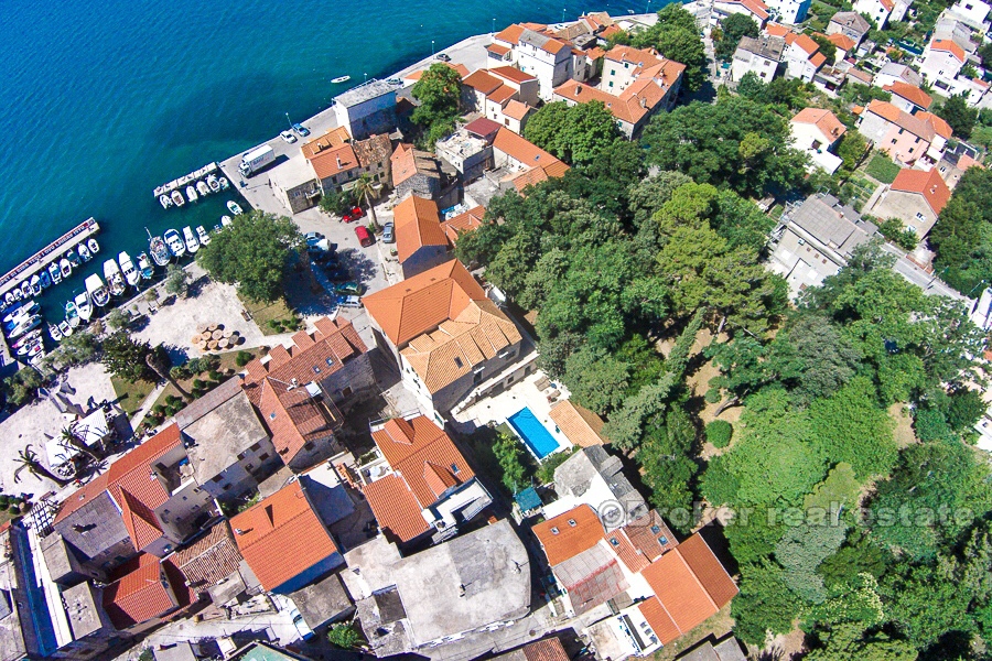 Superb stone villa with swimming pool in Kastela