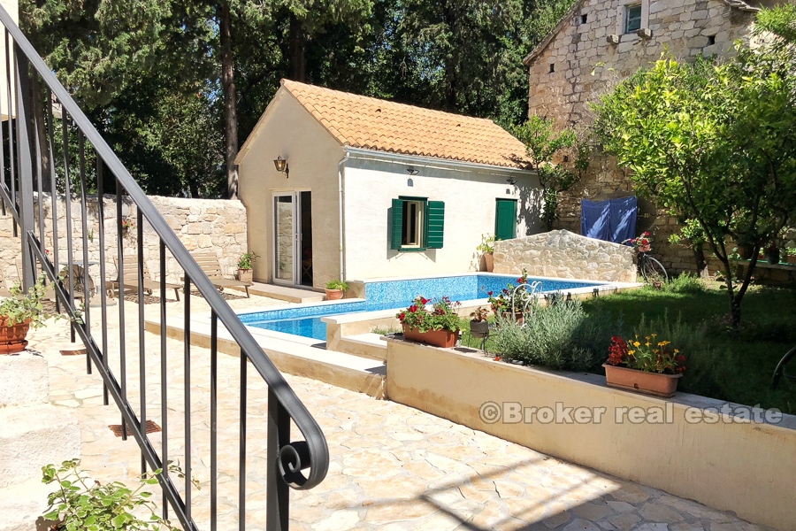 Flott stein villa med svømmebasseng i Kastela