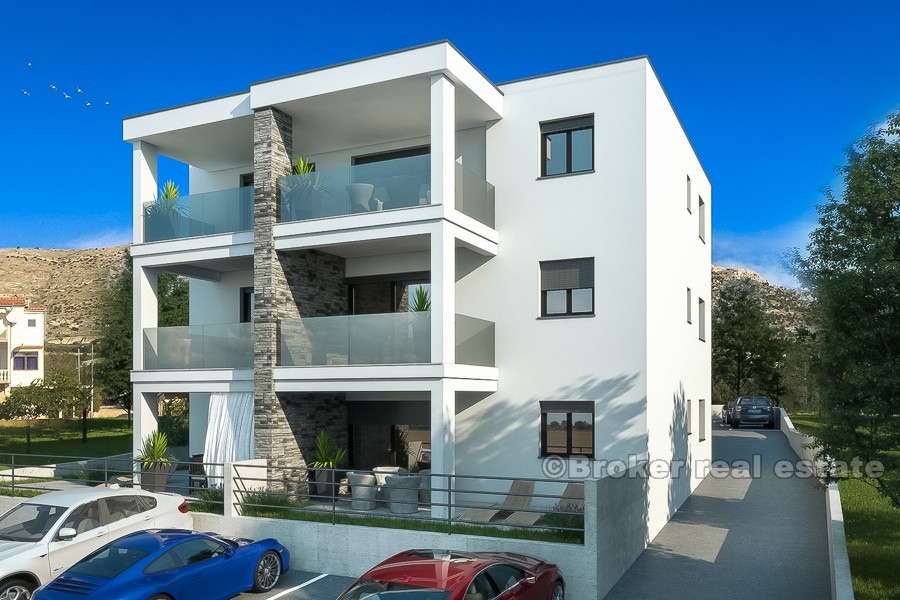 New modern apartments in the first and second row to the sea
