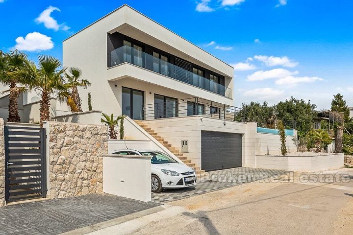 New built, modern villa with swimming pool