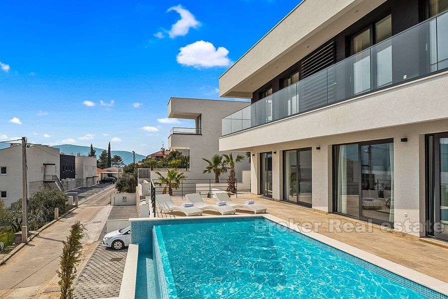 Nouvelle villa moderne construite avec piscine