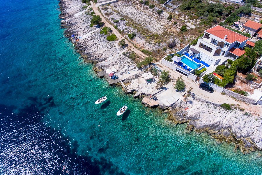 Belle villa en bord de mer avec piscine