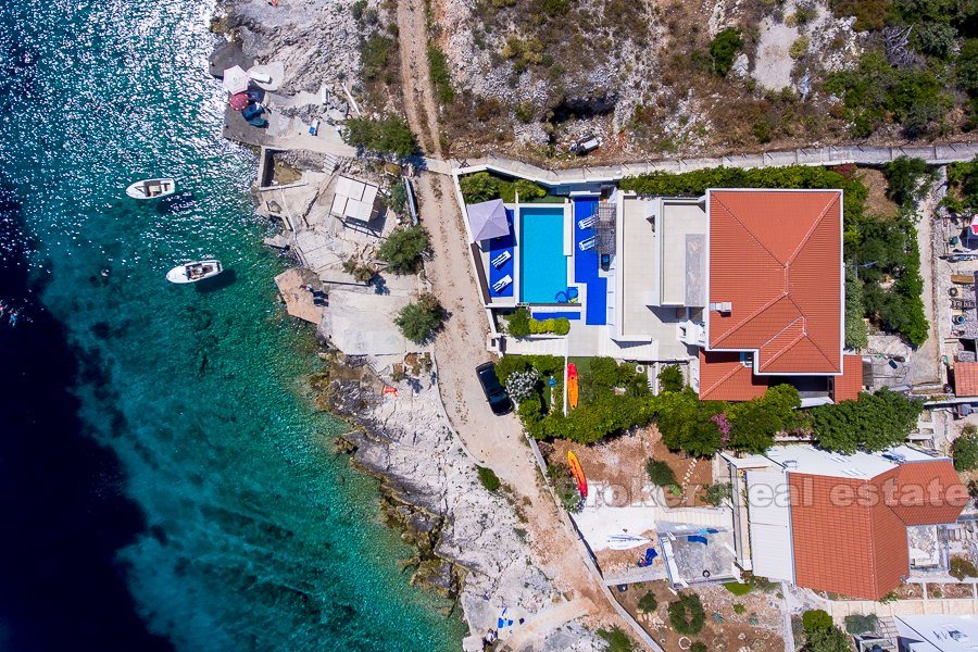 Vakker strandpromenade villa med svømmebasseng