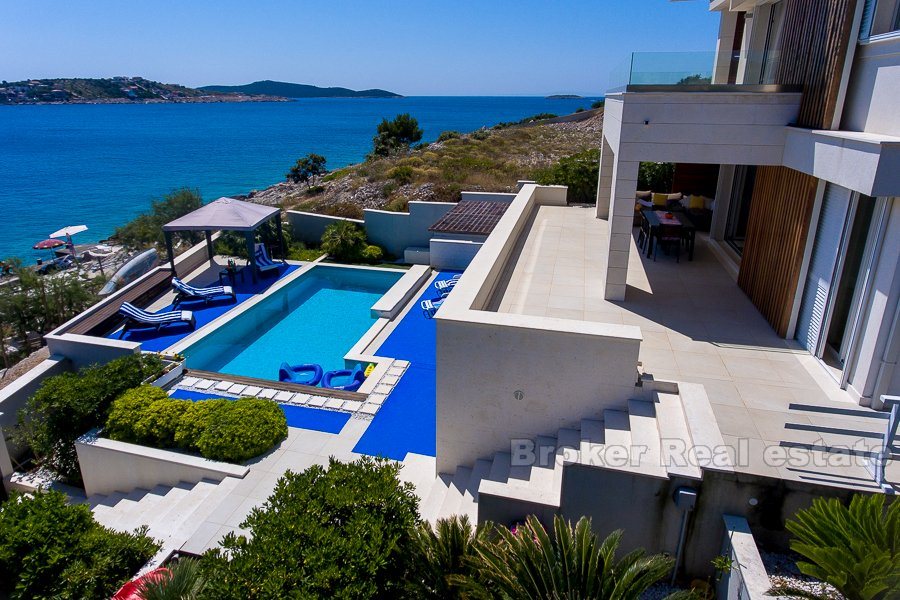 Vacker strandpromenad villa med pool